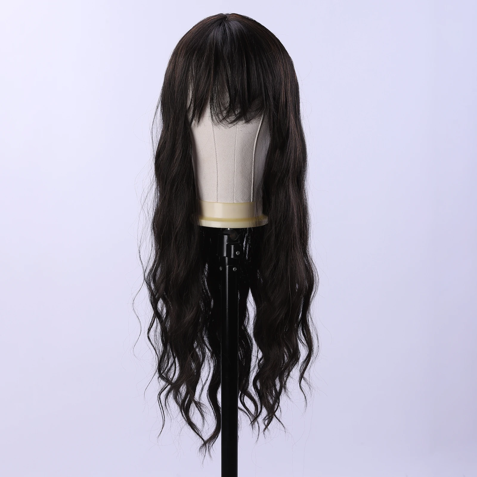 

1 женский парик, выполненный из термостойкого синтетического волокна, с естественным объемом.