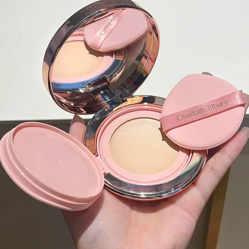 Imagen 2 del producto Charlotte Tilbury Shimmer Makeup Air Cushion, Polvo Compacto Ligero, Control de Grasa, Dos Tonos, Forma de Corazón, Diseño Único