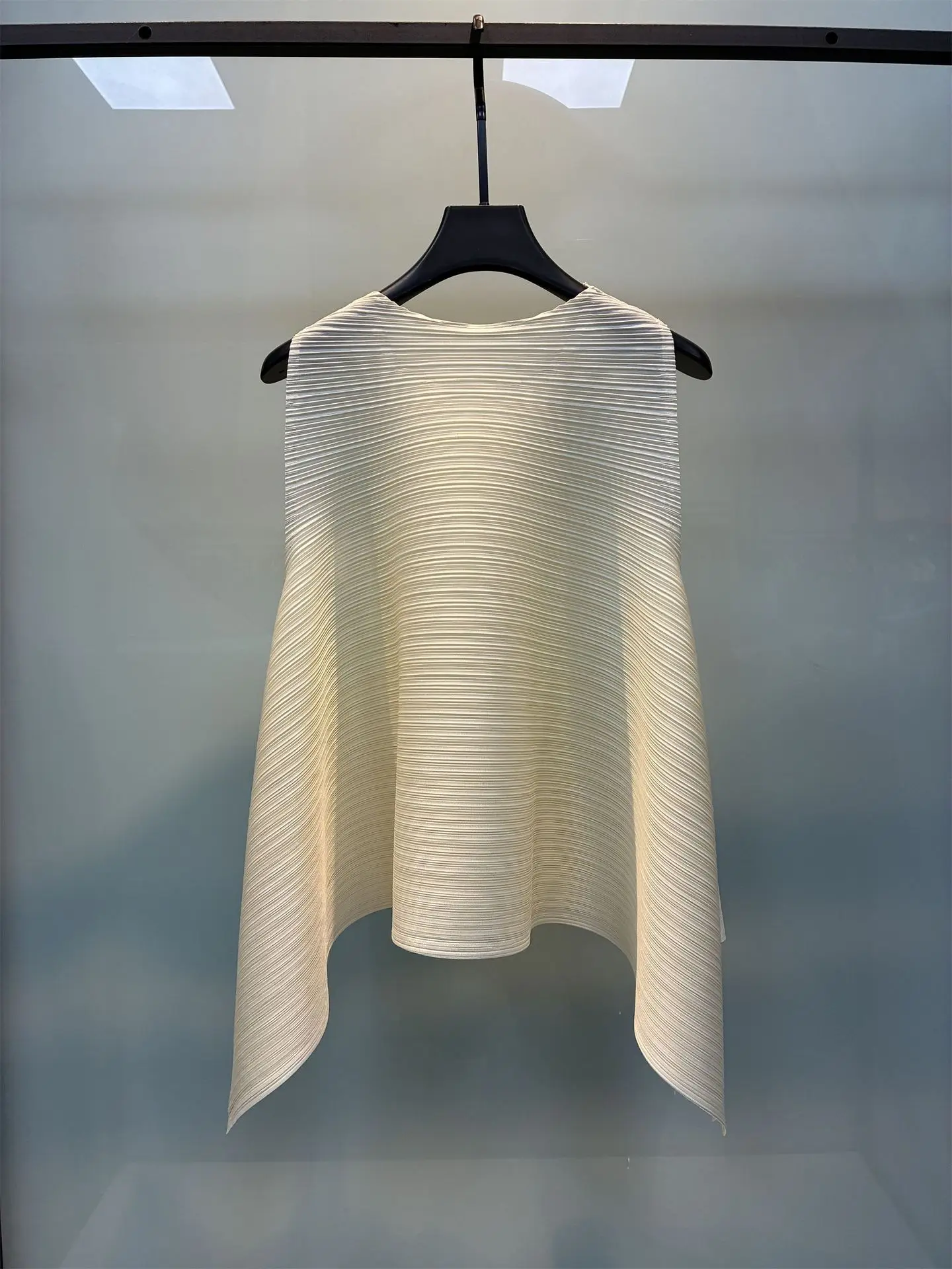 Miyake Pleated Shaking Vest Style Fashionable and Versatile Temperament Simple Solid Color Round Neck Wide Loose Sleeveless Top