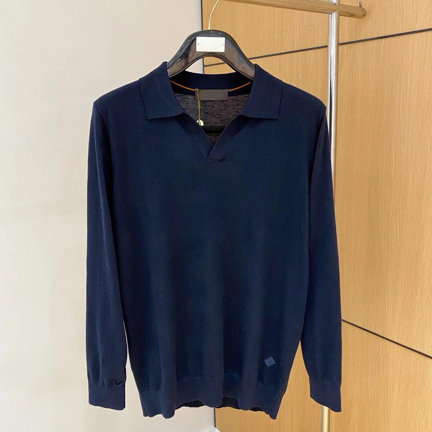 

Итальянская повседневная вязаная рубашка поло с V-образной вышивкой и буквами LP