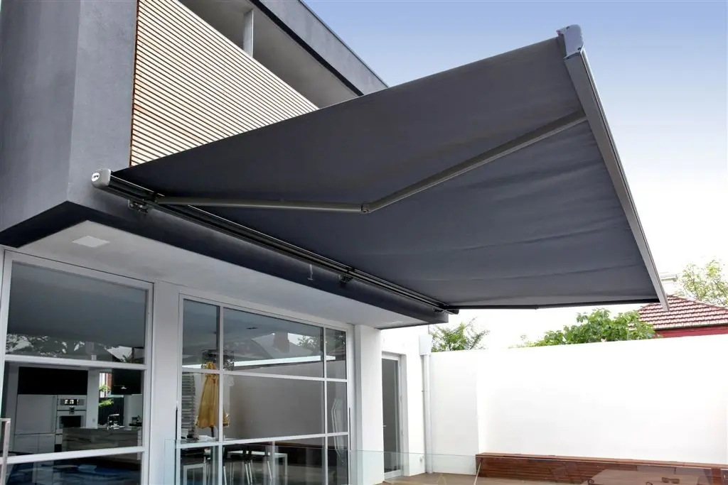 Tenda da sole motorizzata retrattile impermeabile per patio esterno Tende elettriche di alta qualità in tessuto a cassetta completa con kit luce a LED