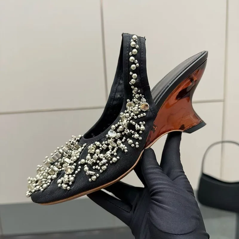 Новые сетчатые сандалии с закрытым носком и бусинами, женские прозрачные сандалии на танкетке, летние модельные туфли, модная подиумная обувь