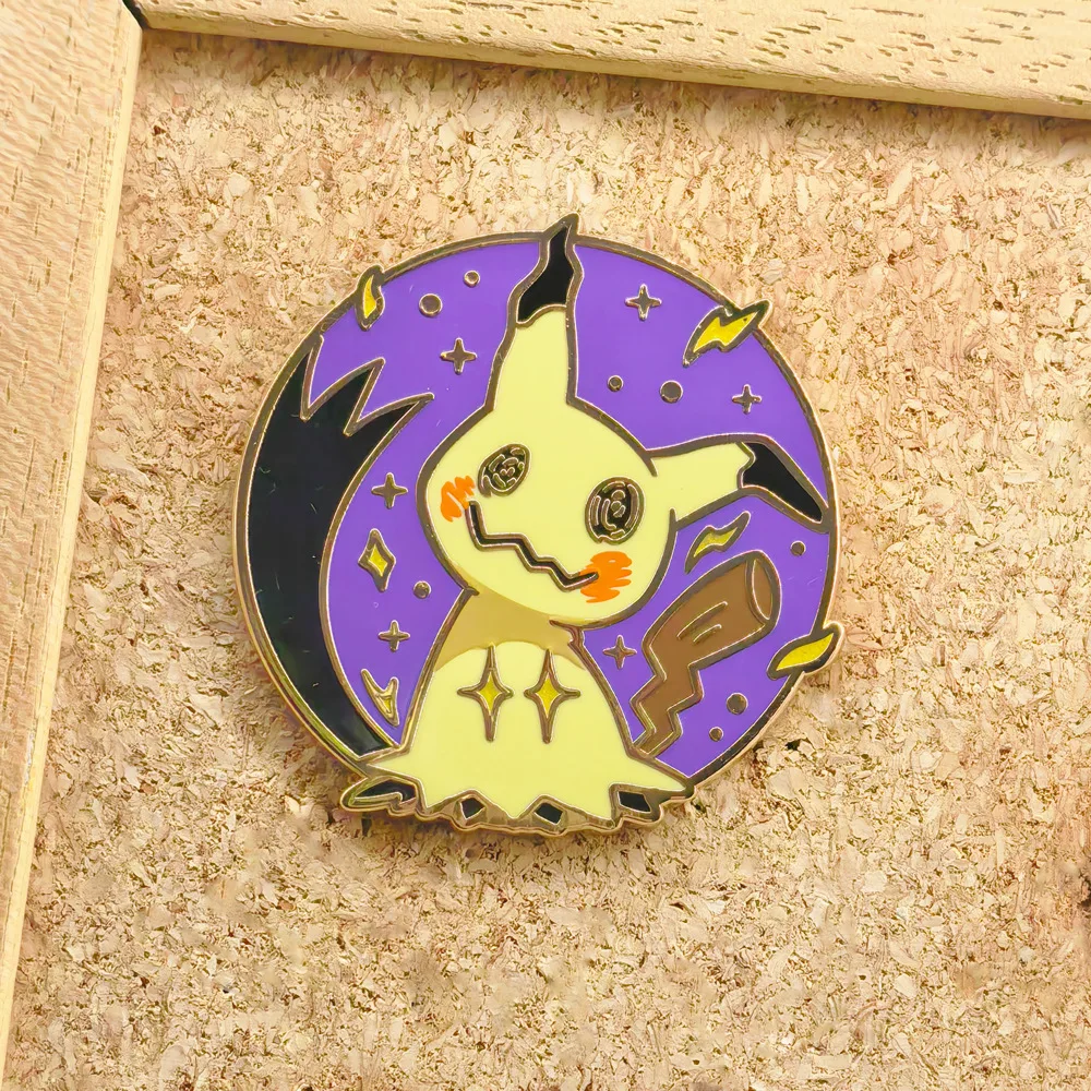 Mimikyu Abzeichen Anime Geistermonster Anstecknadeln Japanisches Spiel Anhänger Broschen für Tasche Rucksack Kleidung Revers ACG Cosplay Spielzeug Geschenk Deko – Detail 3