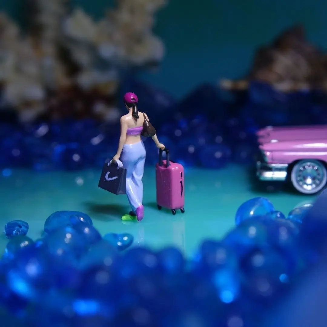 Bandeja de arena, modelo de microtomo, figura de juguete, hermosa chica con adorno de maleta, 2,7 cm, 1/64