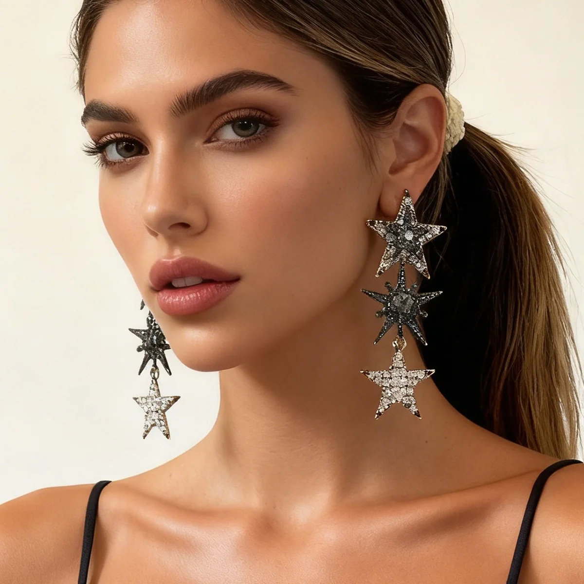 Exquisite light luxury exaggerated fringed long temperament alloy full diamond super flash five-pointed star splicing earrings