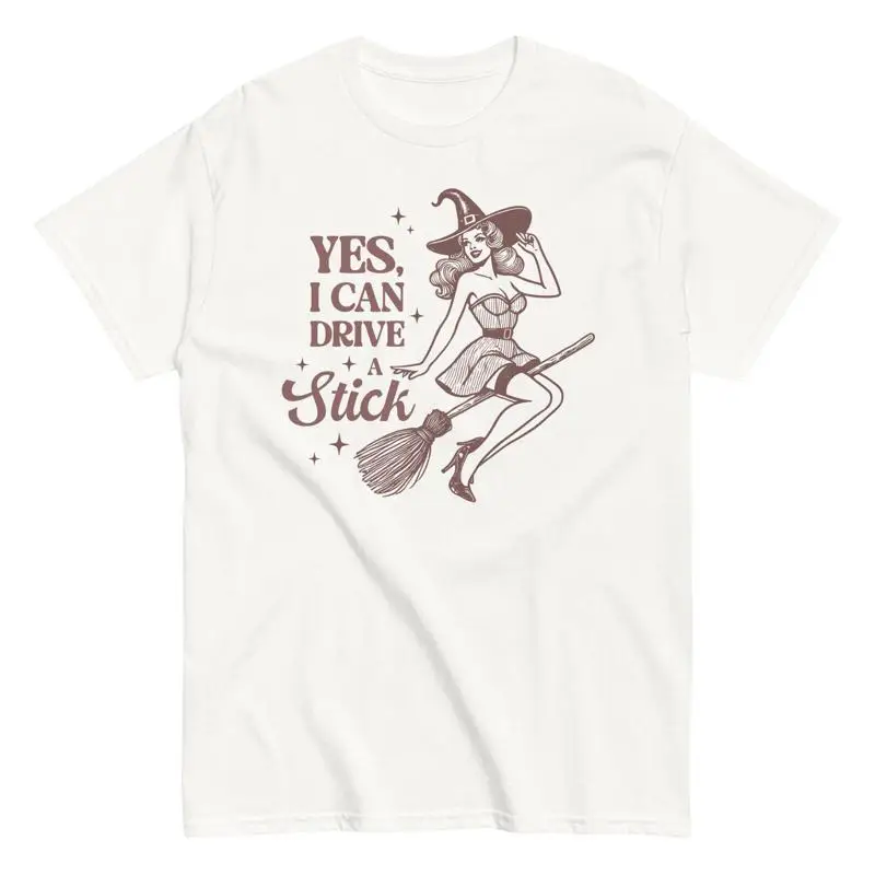 

Ретро Хэллоуин I Can Drive A Stick Винтажная хлопковая футболка ведьмы