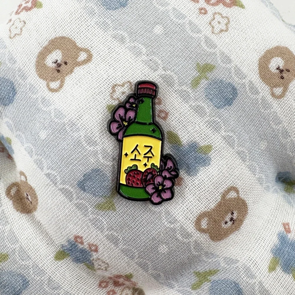 Broche esmaltado de flores de cerezo coreano, fresa Soju, Pin de solapa duro chapado en oro positivo feliz, accesorios de insignia de bebidas bonitas