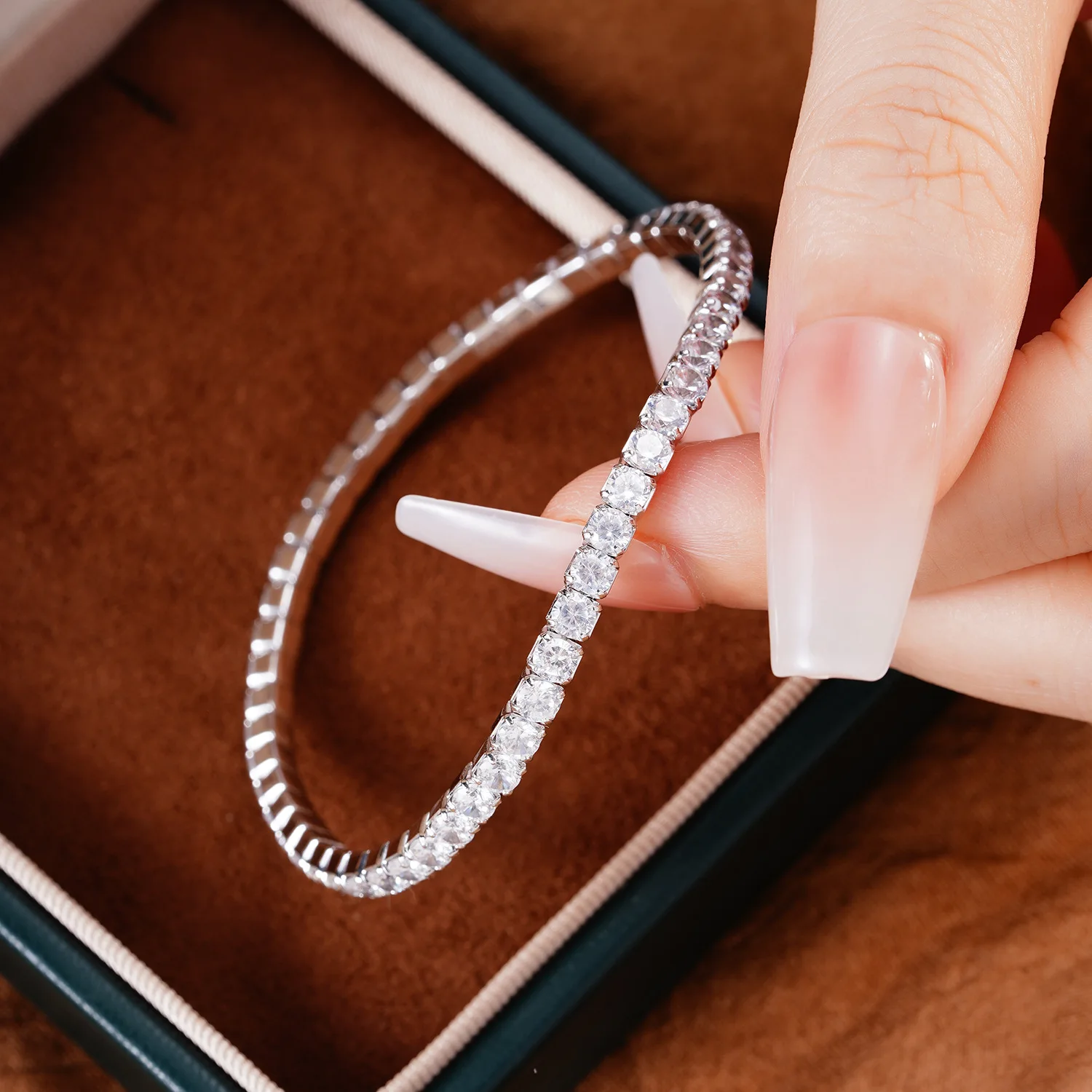 

Роскошный универсальный женский браслет из серебра и циркона