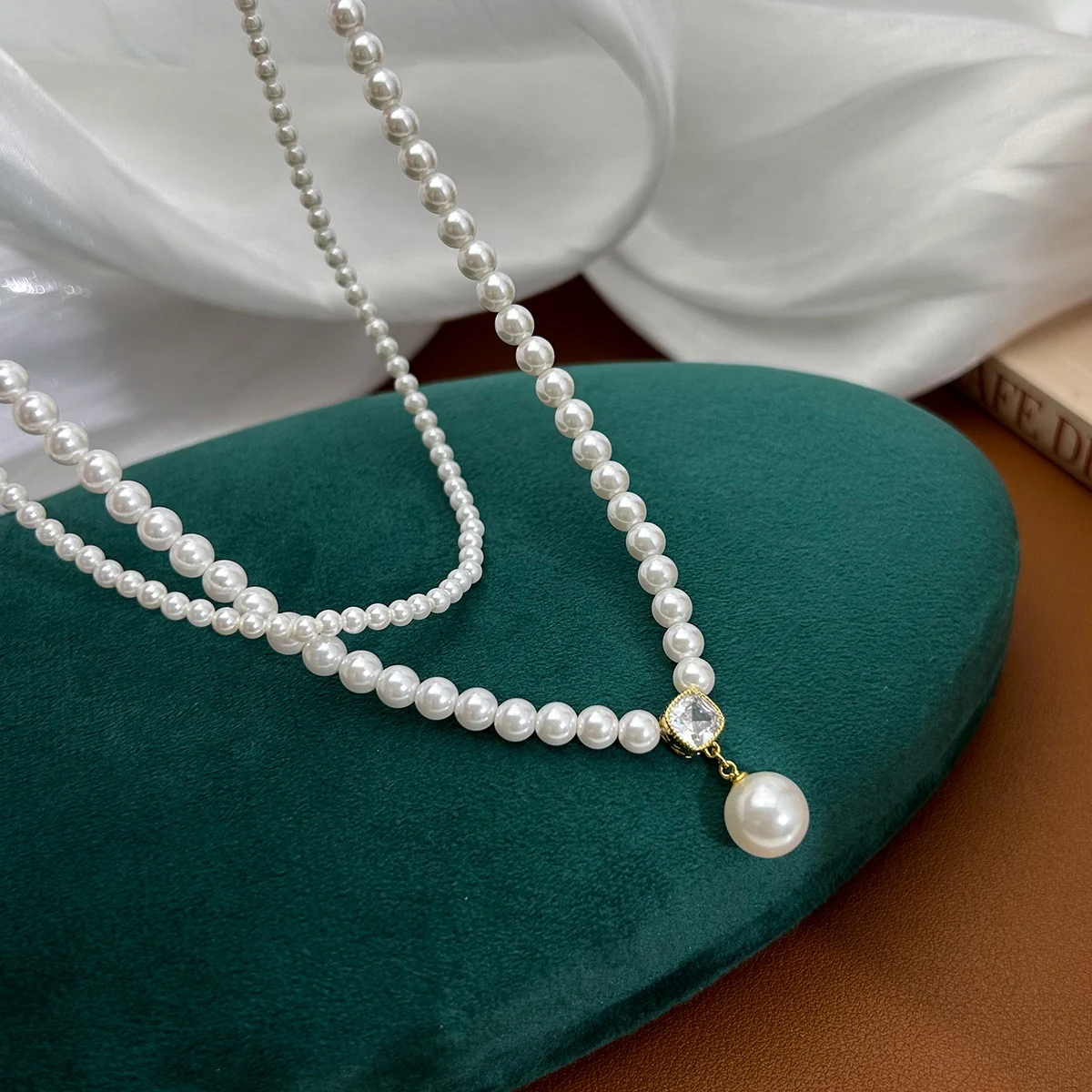 2025 Trendige doppelschichtige Imitationsperlen-Perlen-Halskette, elegante Accessoires für Damen, sexy Schlüsselbeinkette, leichter Luxus-Schmuck – Detail 5