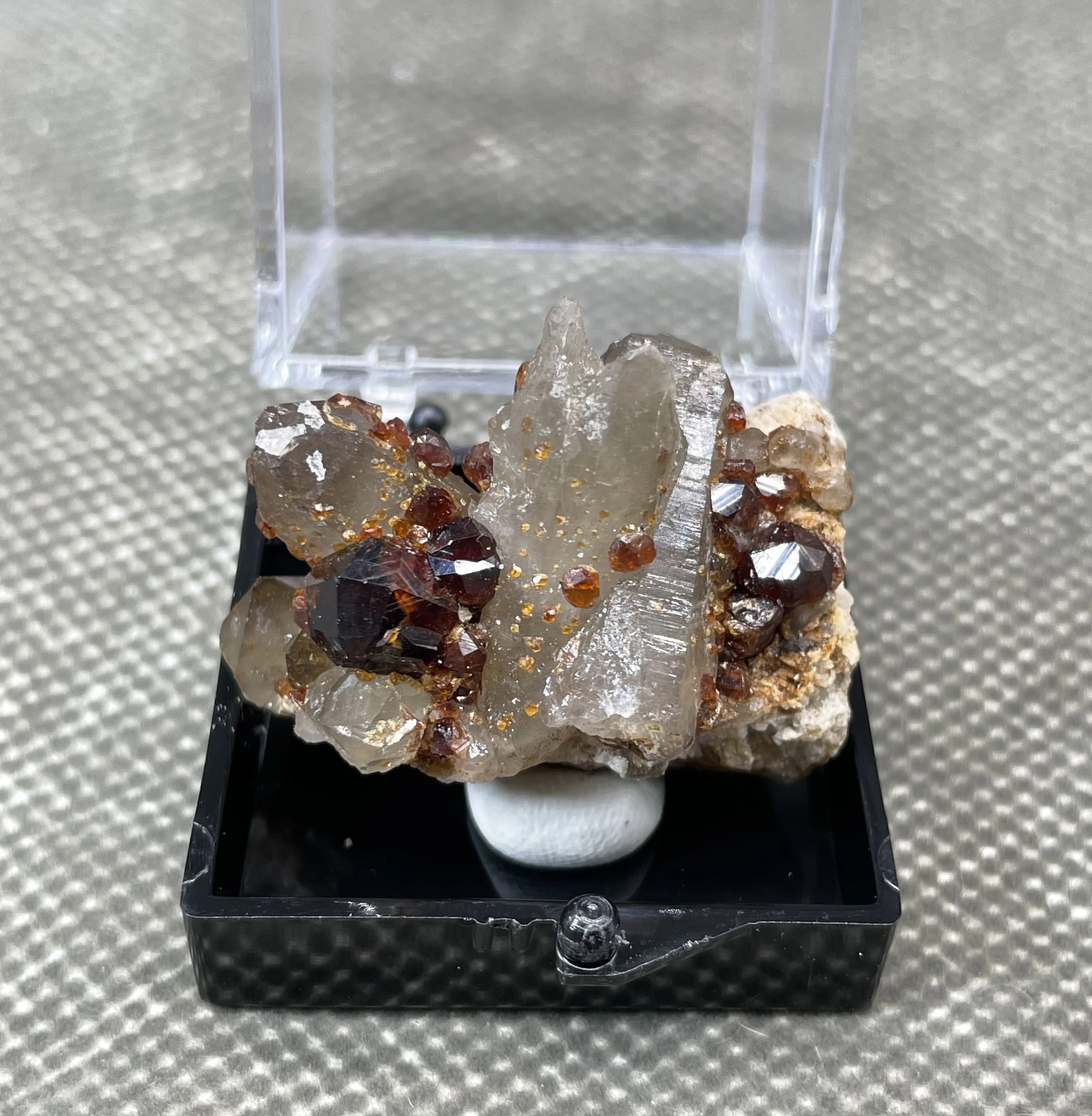 NEW! 100% natural rare garnet and tea crystal symbiotic mineral specimens stones and crystals quartz crystals + box size 3.4cm