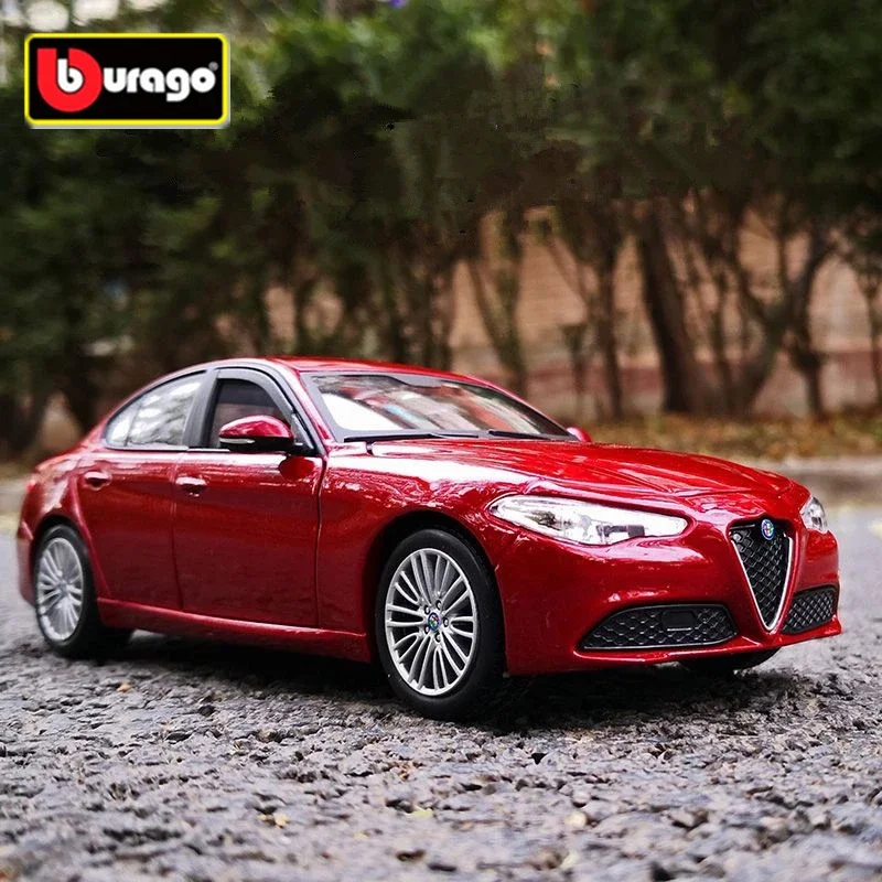Hub Caps Bburago 1:24 Alfa Romeo Giulia Coupe Alloy Sports Car Model Diecast Metal Luxy Vehicle Car Model High Simulation Collec