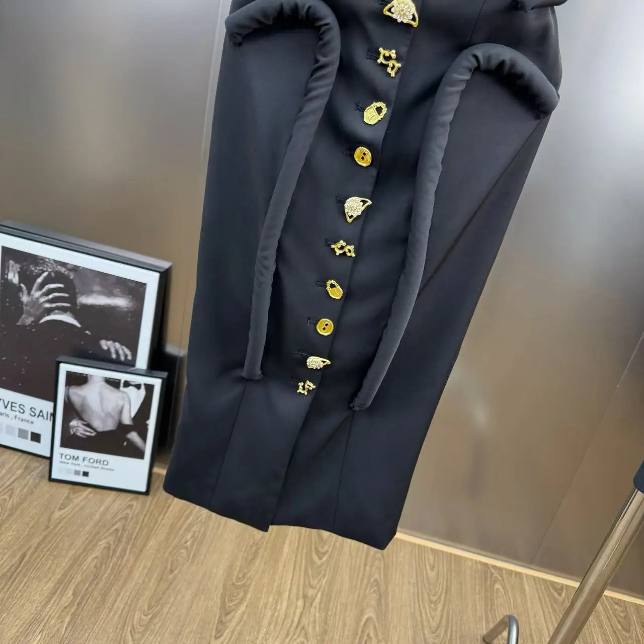 2025年冬新作 フレンチニッチデザイン プリーツロングドレス ウエストシェイプ ヘビーボタン ストラップレスドレス パーティードレス レディース