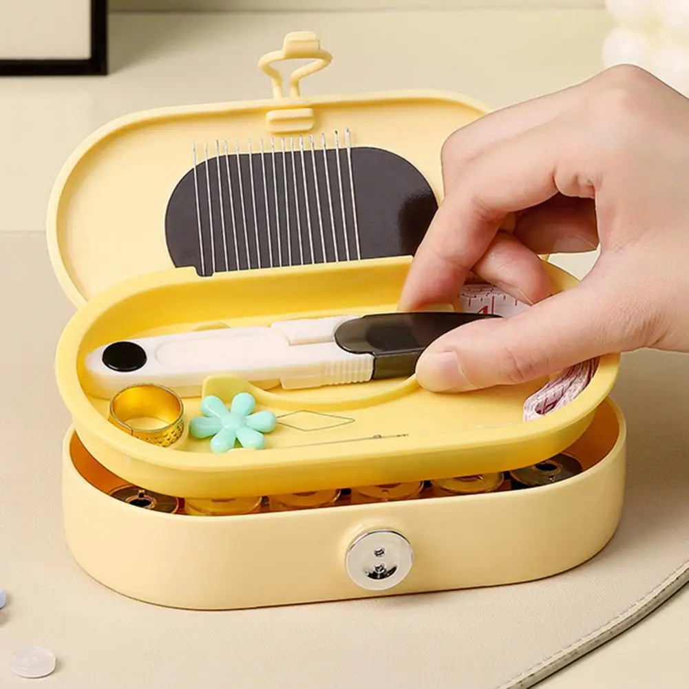 

Дорожный швейный набор: магнитный футляр для инструментов с иглами, нитками, нитевдевателем, ножницами, наперстком, измерительной лентой. Портативный, для путешествий.