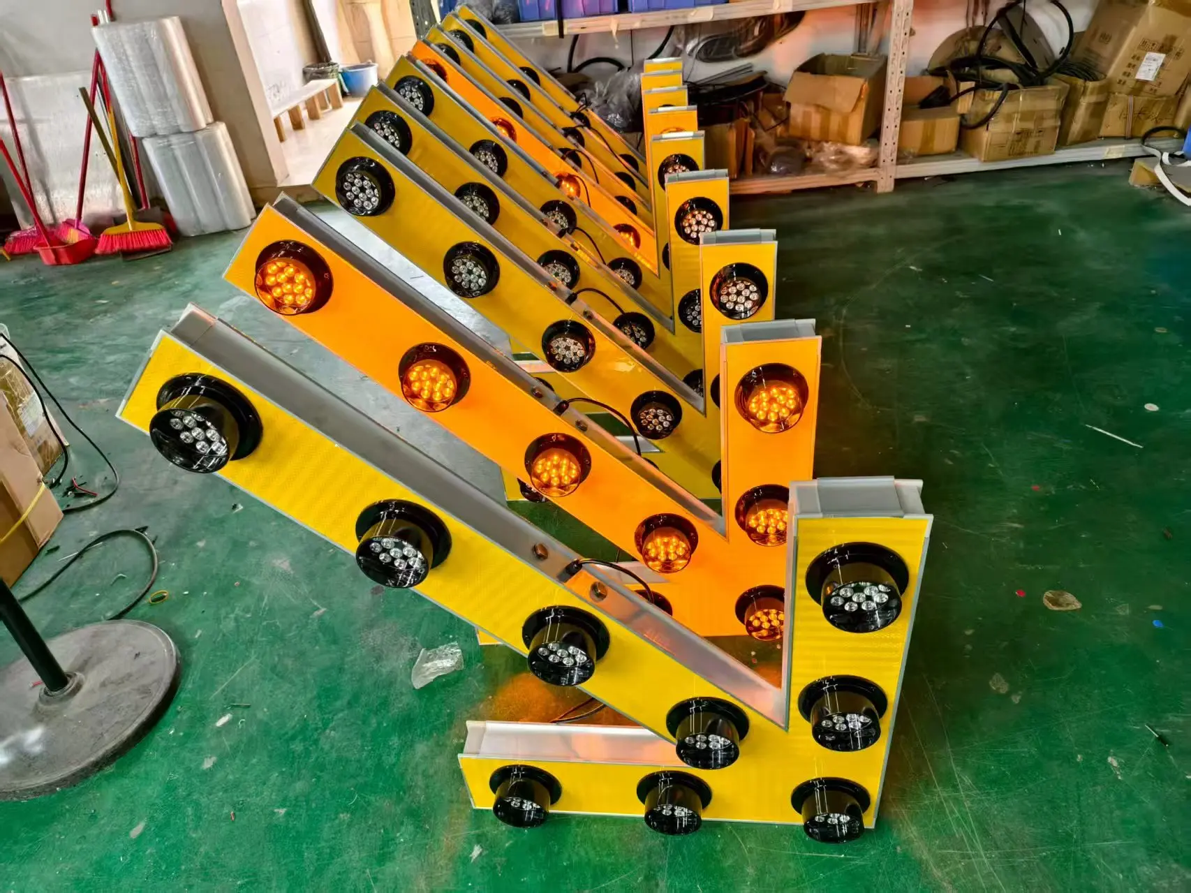 Factory Direct Sale Moveable Traffic Light Solar Arrow Indicator Light Sign Road Safety Signal Light Customized Accepted