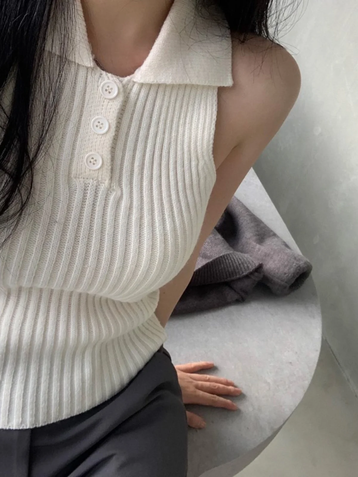 طقم نسائي جديد للخريف يتكون من سترة فضفاضة بدون أكمام وطبقة سفلية بتصميم عتيق وياقة مقلوبة