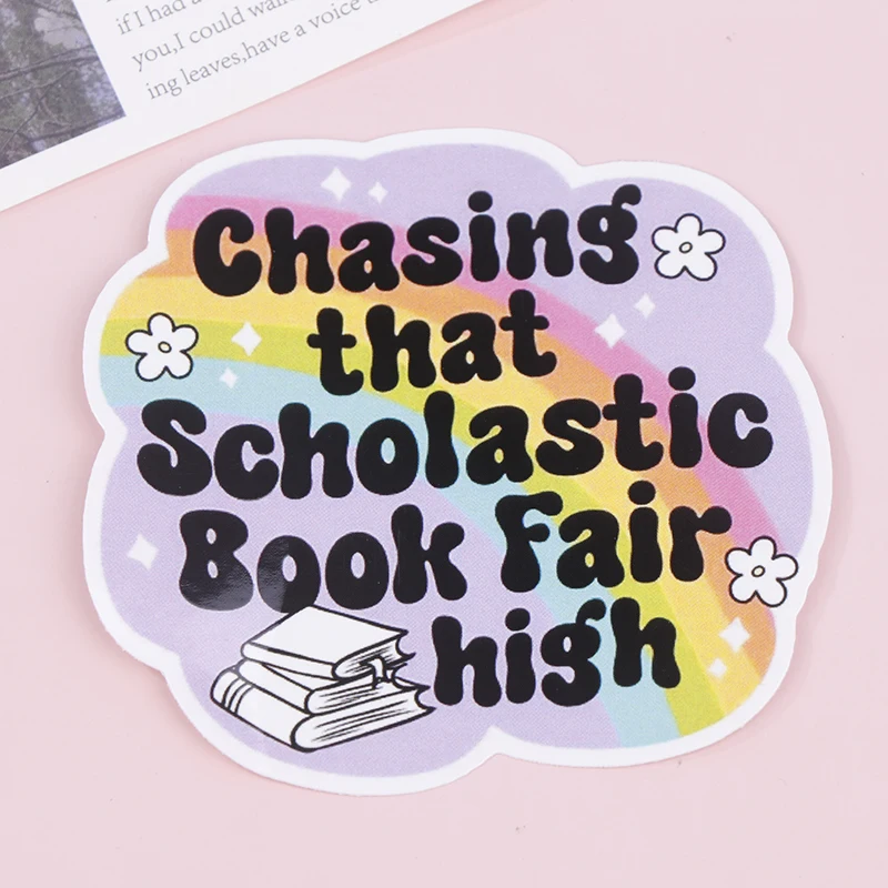 Chasing That Scholastic Book Fair High "decalcomania in vinile durevole per gli amanti dei libri, adesivo resistente alle intemperie per laptop, quaderni, auto