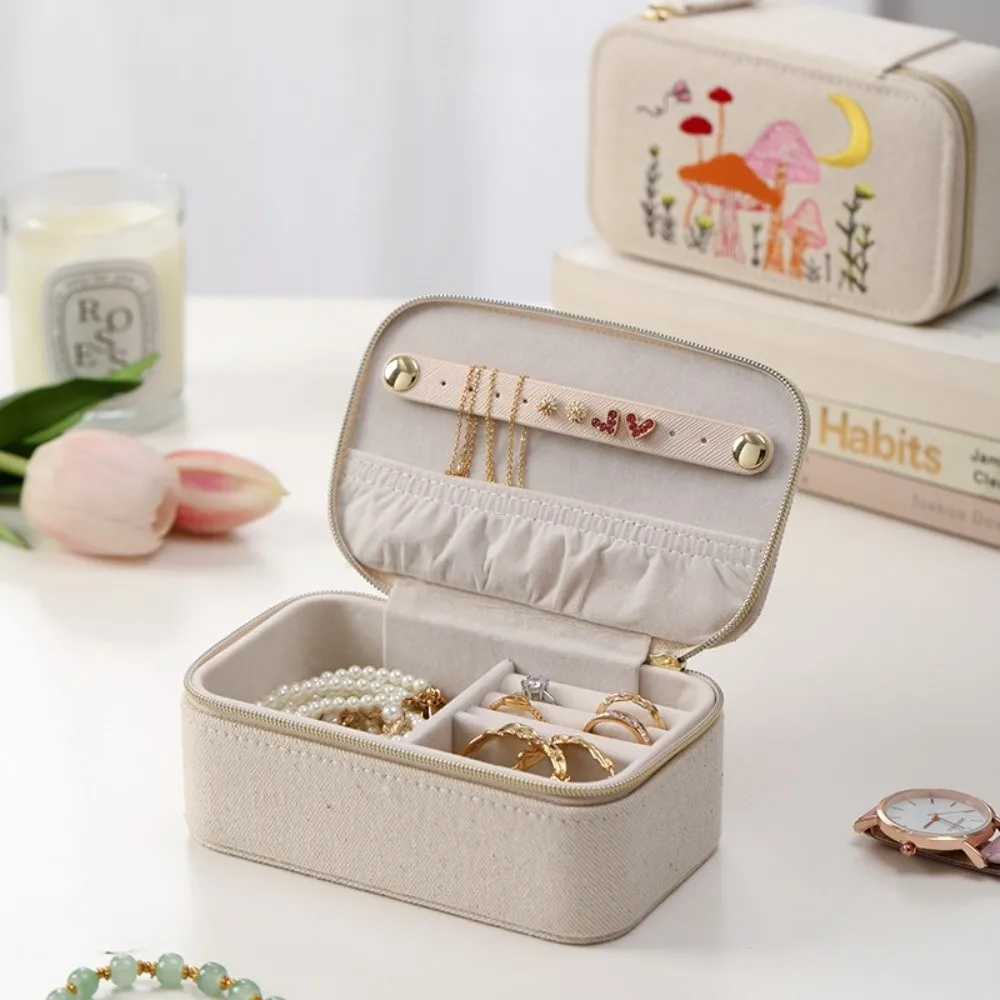 กล่องเก็บเครื่องประดับปักลาย พกพาสะดวก กล่องใส่ต่างหู สร้อยคอ แหวนขนาดเล็ก กล่องบรรจุภัณฑ์ลายดอกไม้ กล่องโชว์เครื่องประดับ กล่องของขวัญ