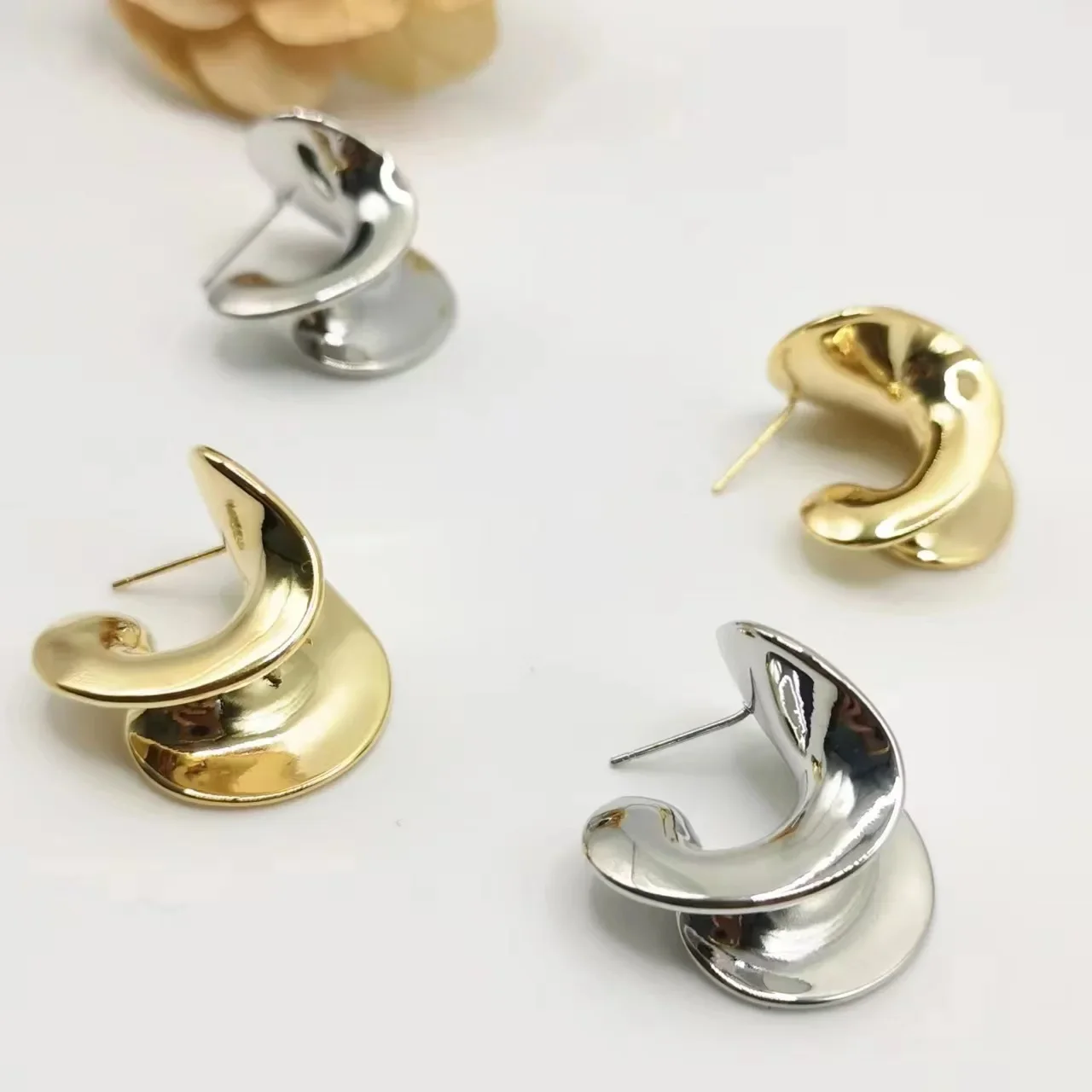 INS Delicate Indented Spiral Design Earrings Fashion Gold Color Metal Creative Hoop Earrings Light Cozy Bijoux Femme Gala Gift