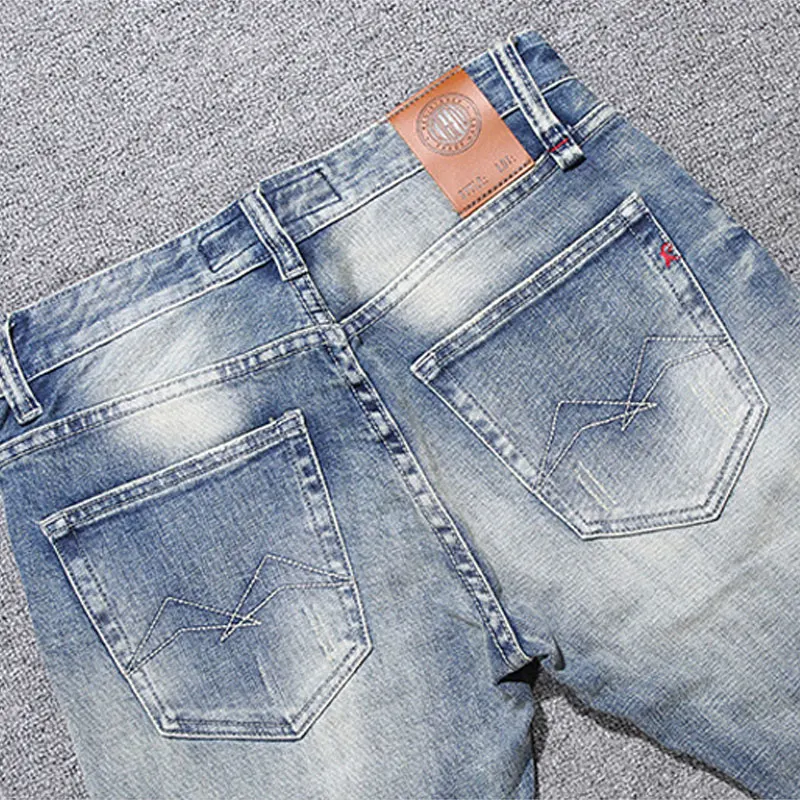 Jeans da uomo alla moda in stile italiano Jeans strappati slim fit elasticizzati retrò azzurri di alta qualità Pantaloni in denim di design vintage da uomo
