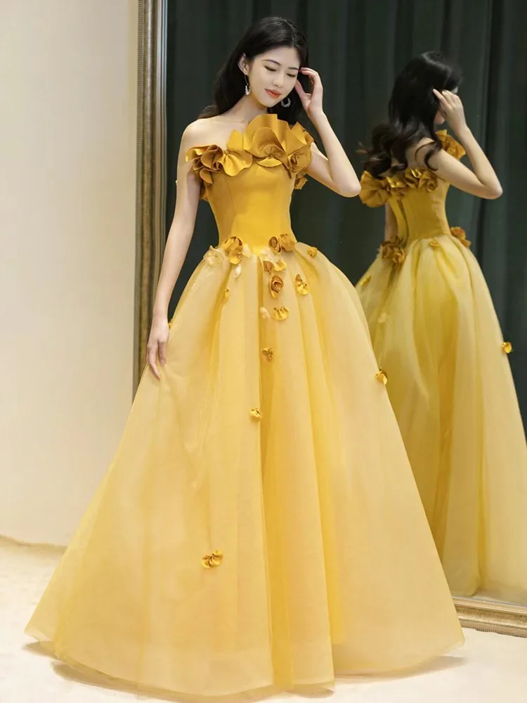 

Yellow light luxury and niche coming-of-age ceremony host strapless toasting dress with a banquet feel