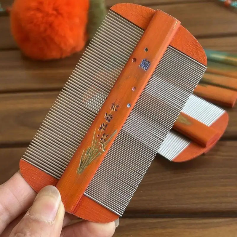 

Удобная расческа для волос с мелкими зубцами для бережного устранения вшей и борьбы с перхотью. Уход за кожей головы ребенка