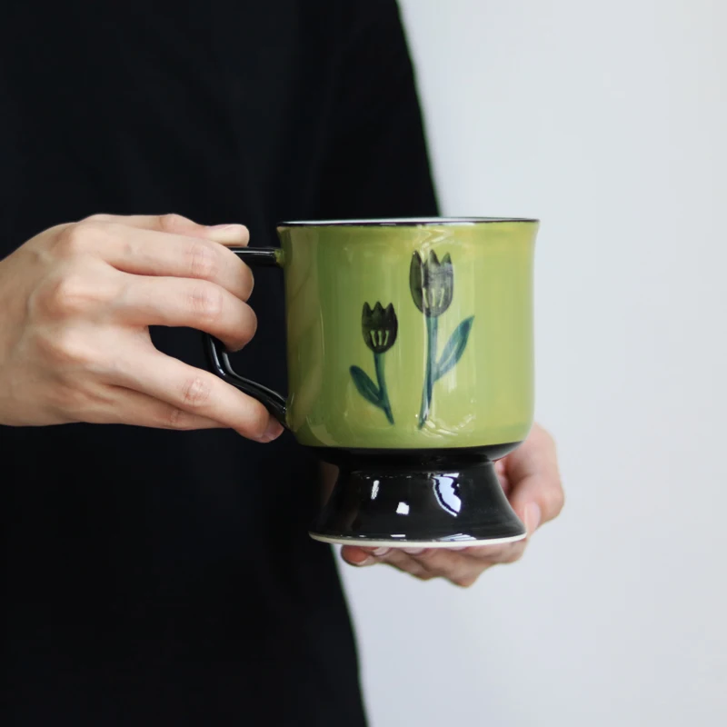 

A niche retro green hand-painted tulip ceramic cup with a medium antique style mug and a female large capacity coffee cup