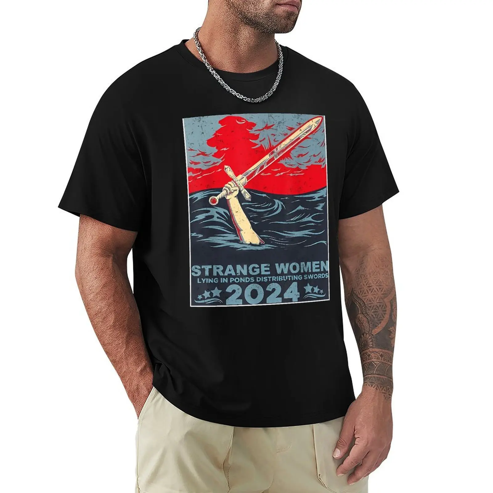 Camiseta con estampado informal de mujeres extrañas que se acogen a los estanques y distribuyen espadas