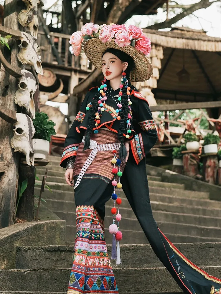 여행 사진 촬영을 위한 꽃무늬가 새겨진 꼬리가 달린 이국적인 의상