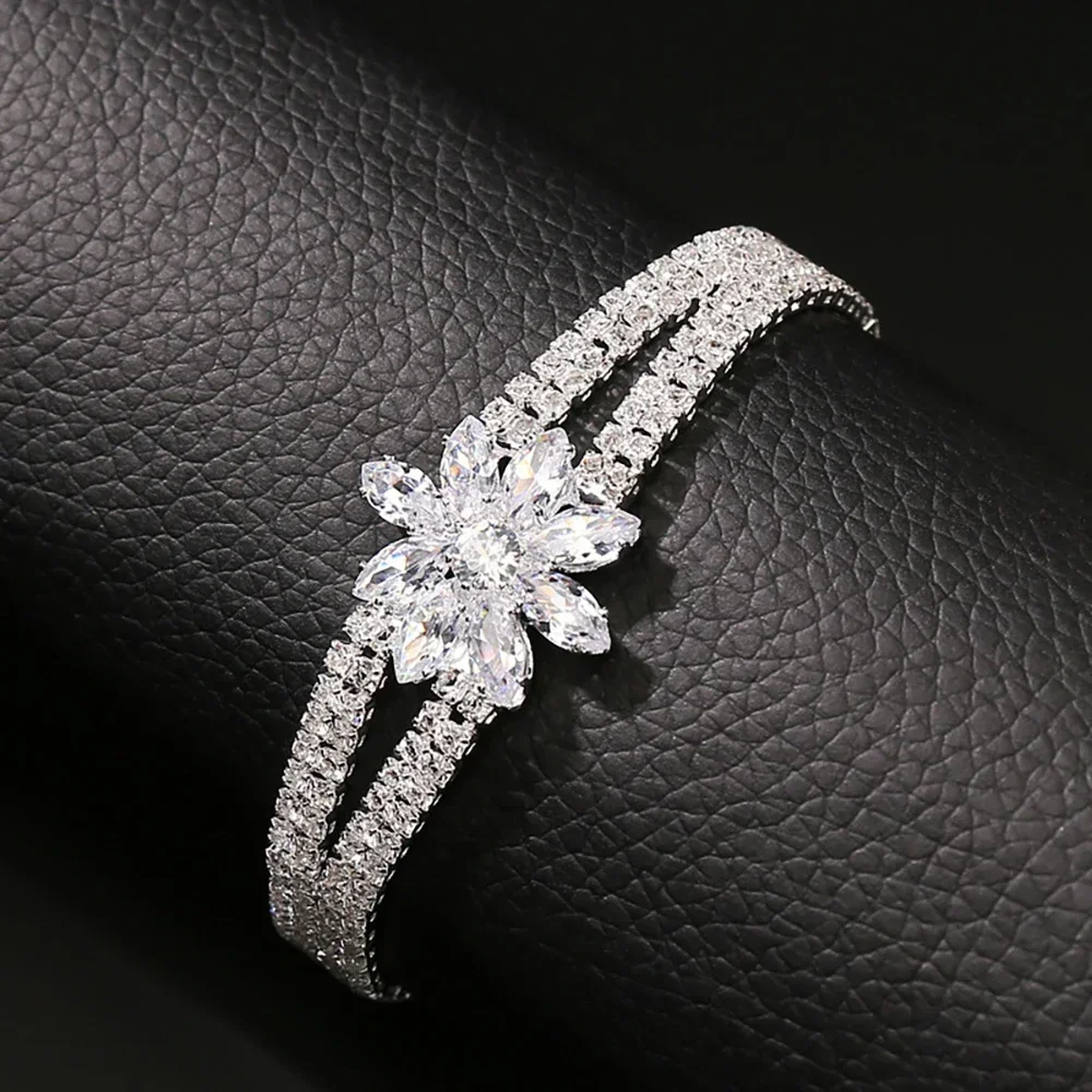 

Sparkling Luxury Charm Flower Bracelet Sterling Silver Cube Zirconia Bracelet for Ladies Fashion Elegant Bridal Wedding Jewelry