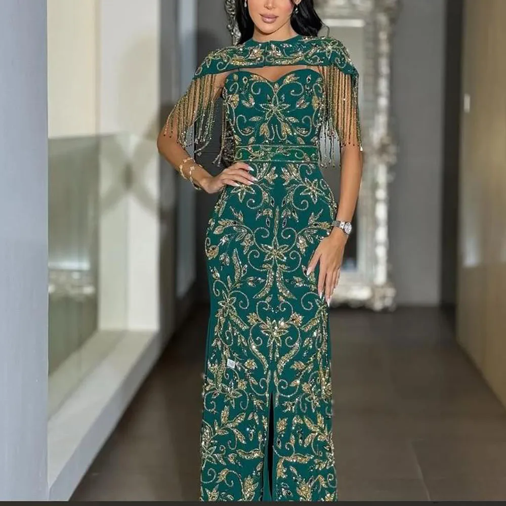 فساتين سهرة مخصصة مزينة بالترتر مع كيب على شكل قلب مطرز بشرابة فستان مناسبة رسمية مع فتحة أمامية