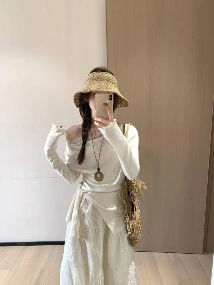 تي شيرت نسائي صيفي جديد بتصميم كوري أنيق من الدانتيل بكتف واحد وقصة غير منتظمة، محبوك، يبرز الخصر ويمنح مظهراً نحيفاً وجذاباً.