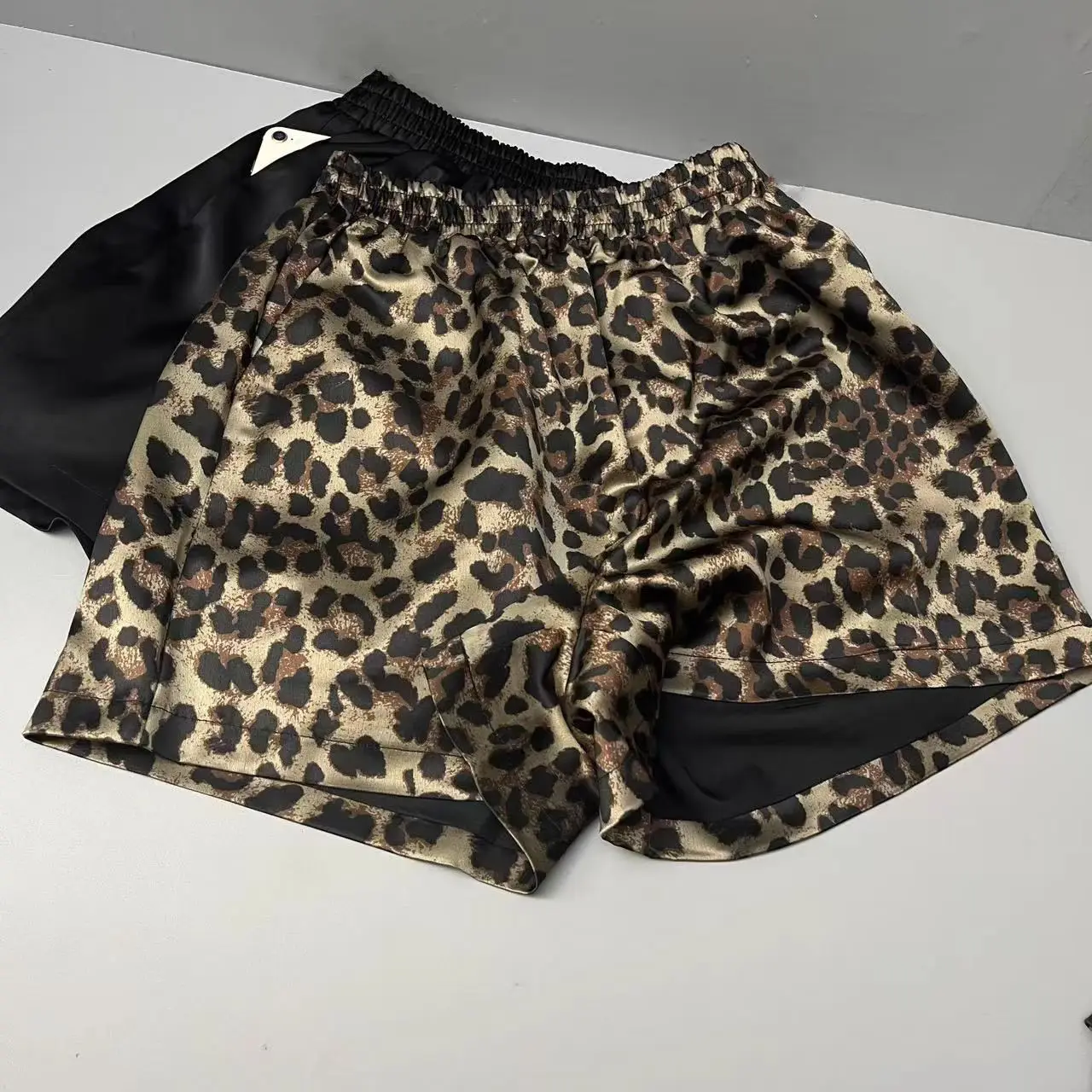 Shorts casuais soltos de cintura alta com estampa de leopardo Calças femininas de cetim em forma de A com pernas largas