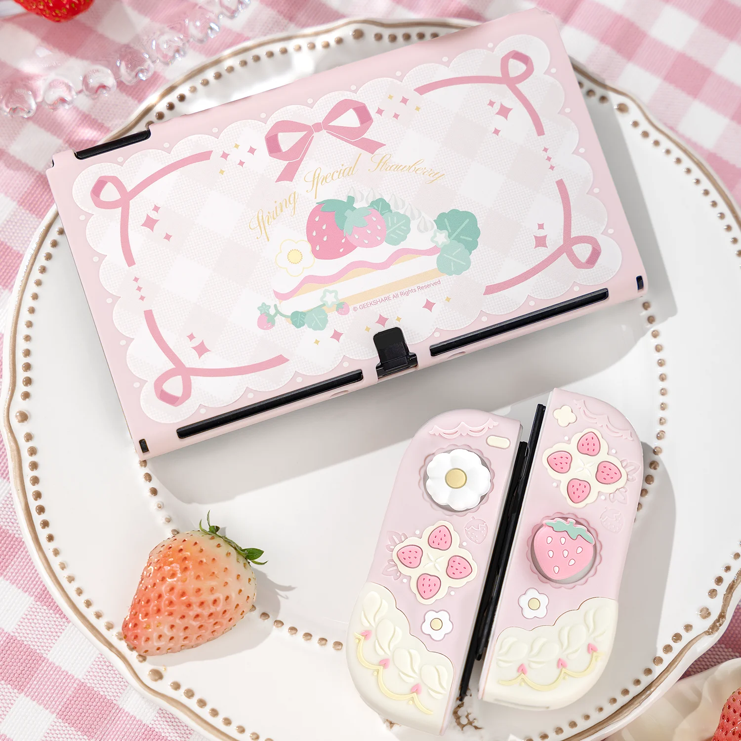 Capa protetora de silicone Geekshare e capa JoyCon para Nintendo Switch/OLED com 1 par de punhos de polegar personalizados, morango primavera