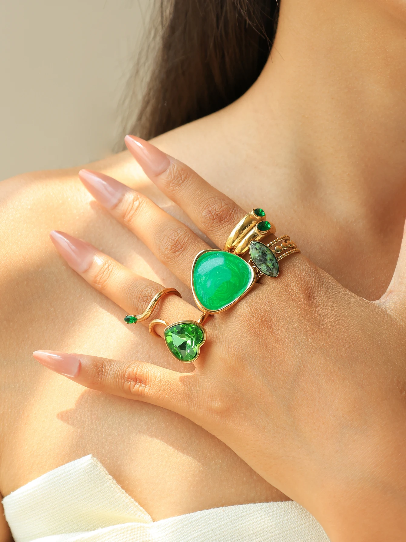 A retro and versatile holiday green zircon enamel natural stone ring suitable for women\'s parties, dates, gifts and travel