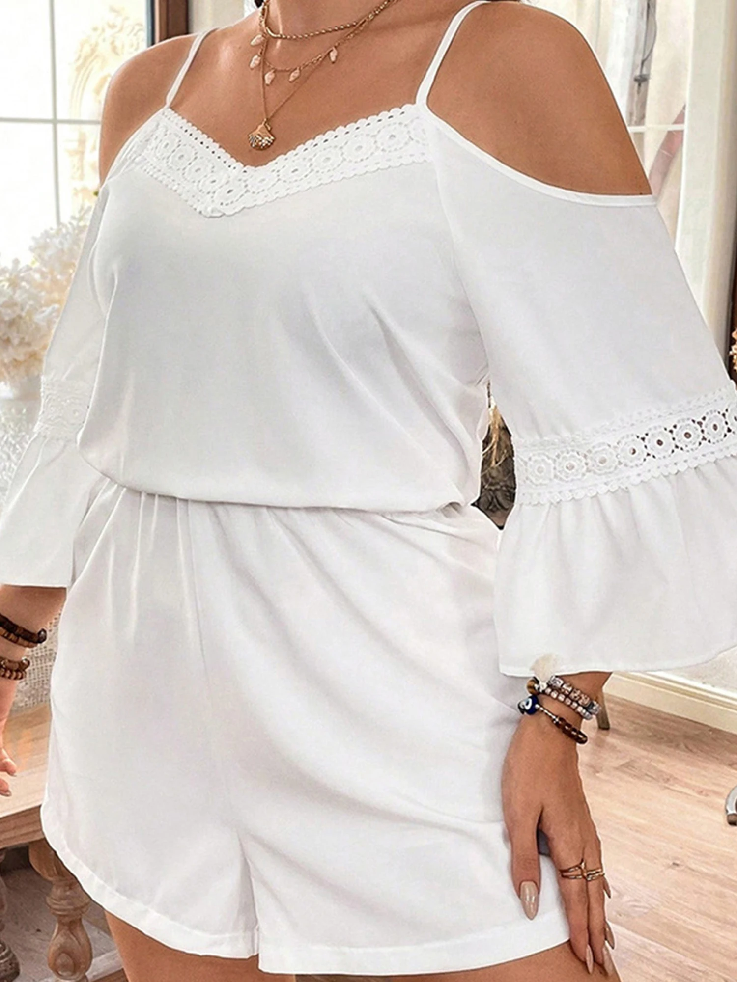Damski kombinezon plus size z koronkowym wykończeniem i odkrytymi ramionami w jednolitym kolorze z dekoltem w szpic i rękawami 3 4