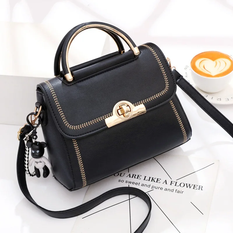 2026 New Model Color-Block Twist-Lock Handbag With Bear Pendant, Gentle Style, Can Be Worn Crossbody Women's Commuting Small