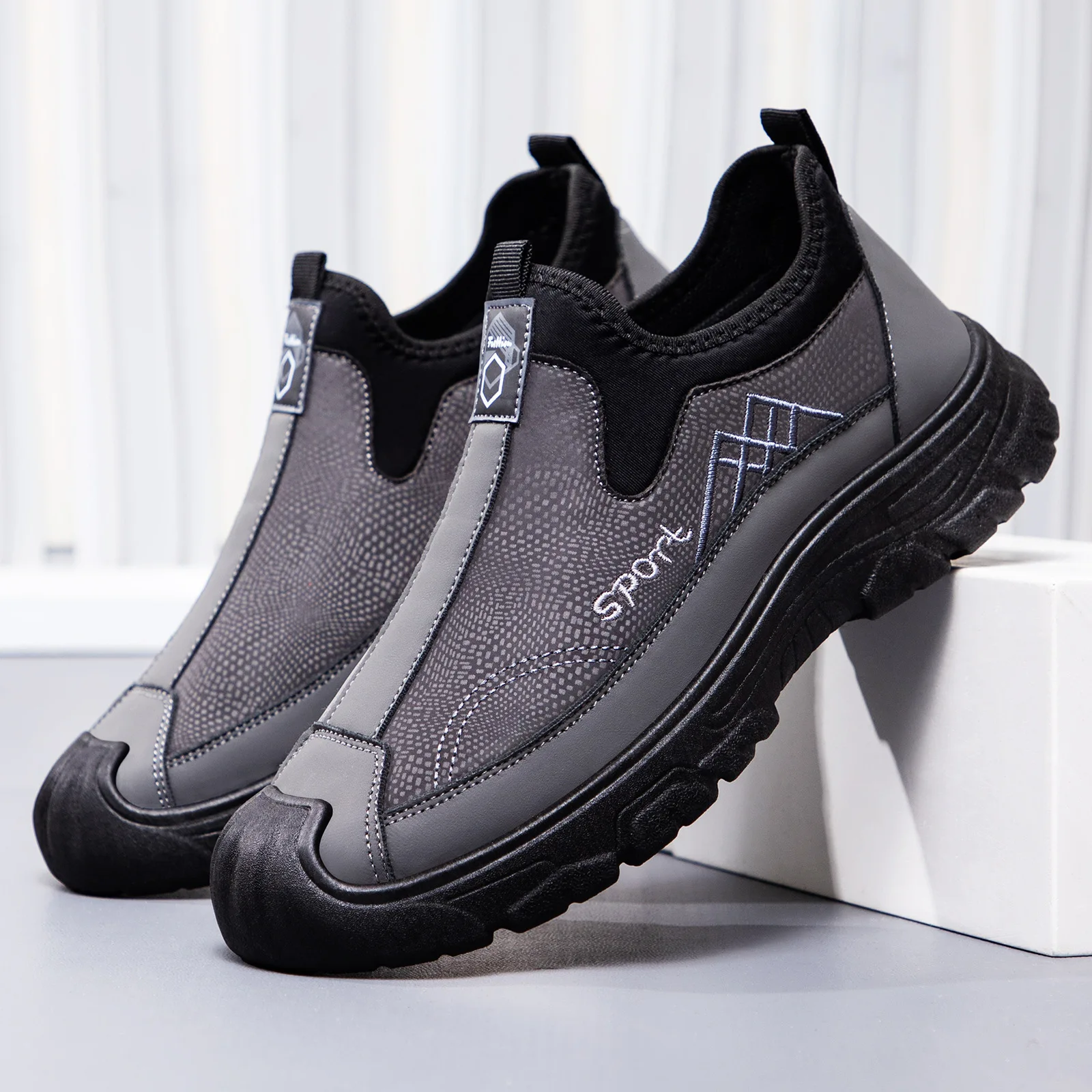 

New casual shoes: shallow-mouthed single-foot shoes, soft-soled comfortable thick-soled shoes, versatile outdoor dad shoes