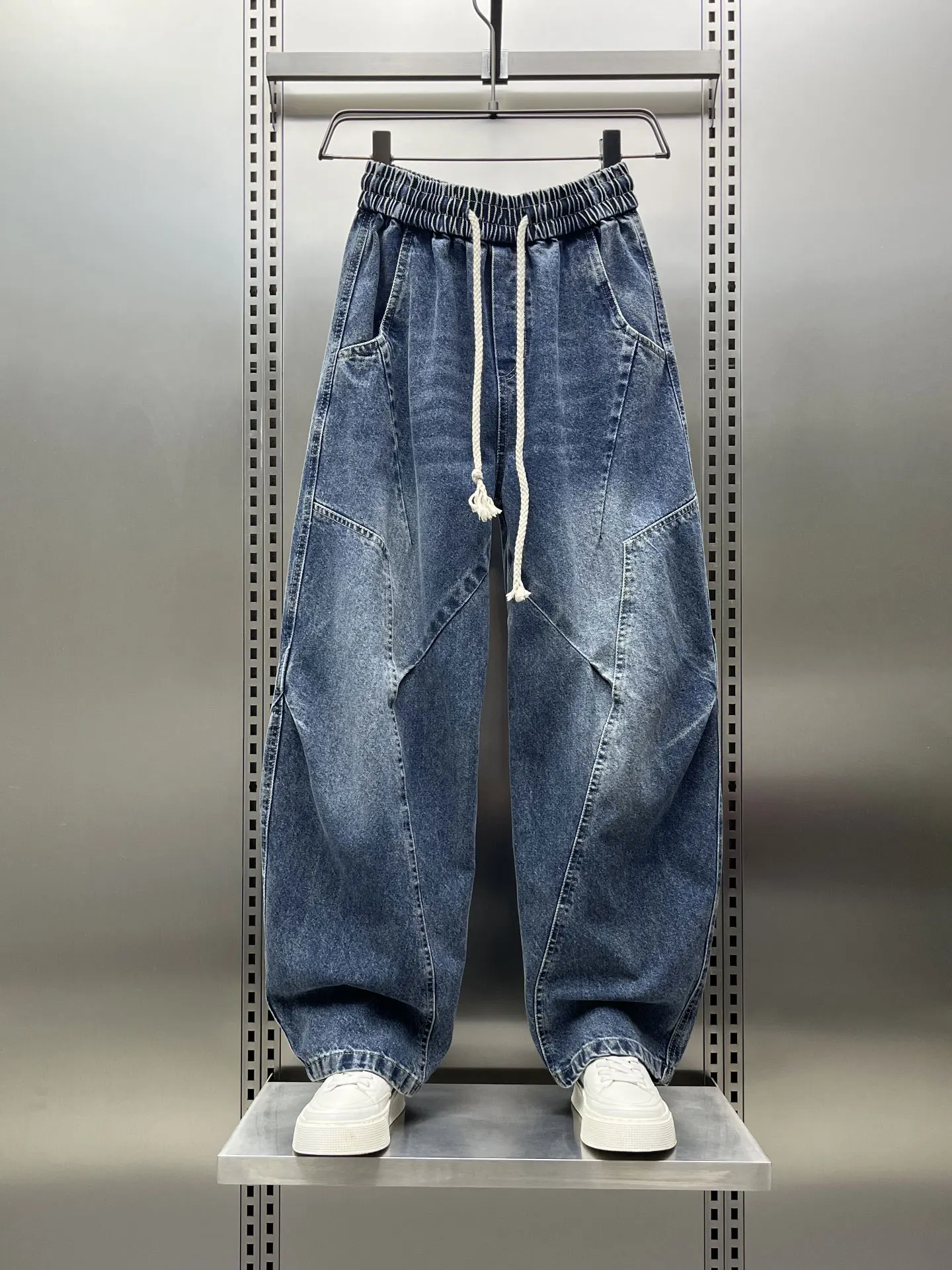 

Синие джинсы с завышенной талией в стиле ретро. Мужские свободные широкие брюки. Прямые повседневные джинсовые брюки со средней талией и завязками для всех сезонов.