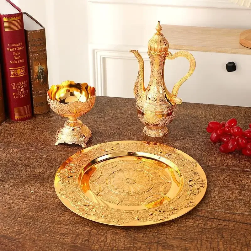 Luxury high-end wine set, one pot and one glass of creative home retro golden wine glass, hotel banquet table wine set