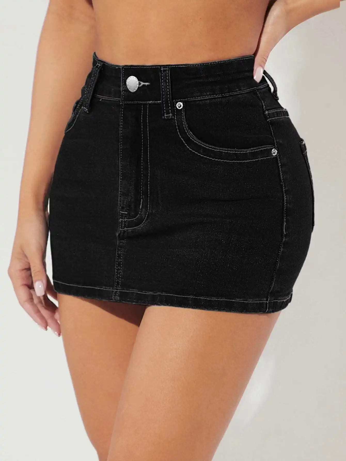 تنورة قصيرة ضيقة سوداء عالية الخصر من الدنيم مع جيب أمامي