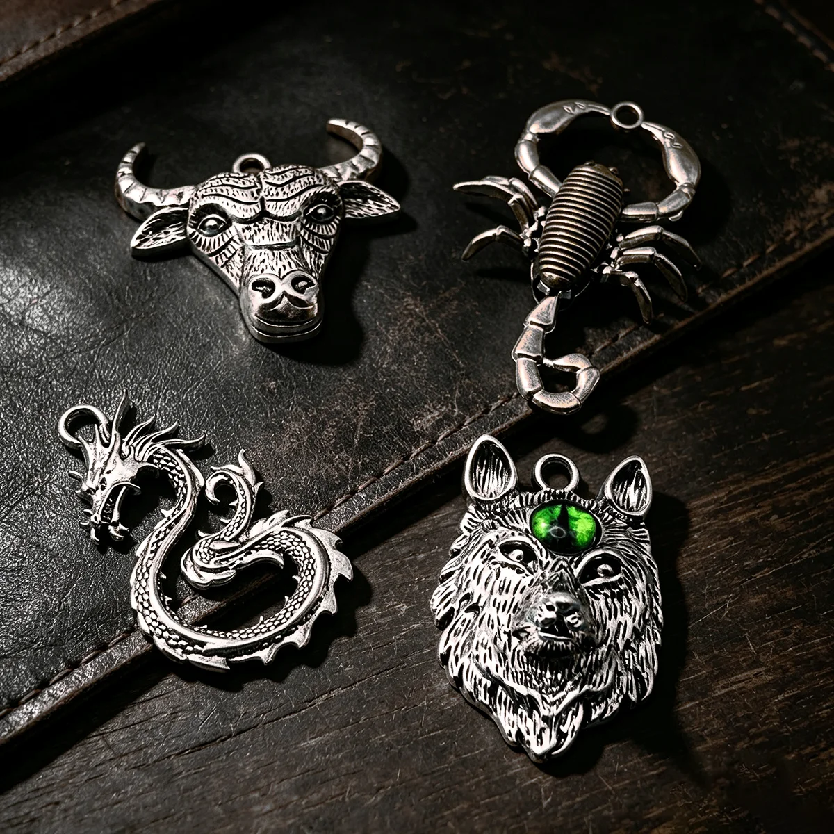 4-Piece Set of Animal DIY Handmade Pendants, Including Wolf Head, Cow Head, Coiled Dragon, and Scorpion in Various Styles, Suitable for DIY Bracelets, Necklaces, Earrings, and Hanging Ornaments, Handmade Beaded Decoration Accessories