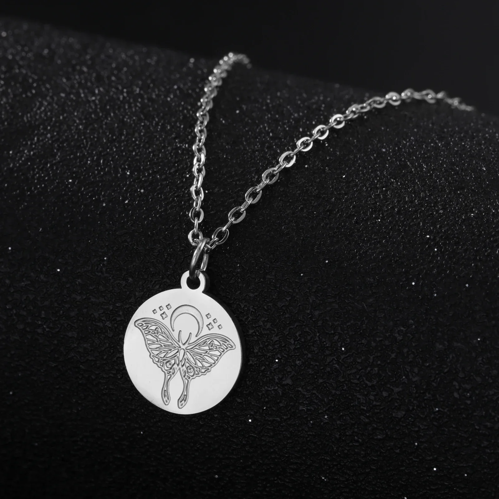 Skyrim Moon Moth Disc Pendant Necklace Women Stainless Steel Gold Color Clavicle Chain Luna Moth Animal Jewelry Gift Wholesale