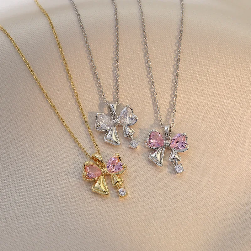 

A simple design, all pink diamonds - Korean version of Instagram butterfly necklace
