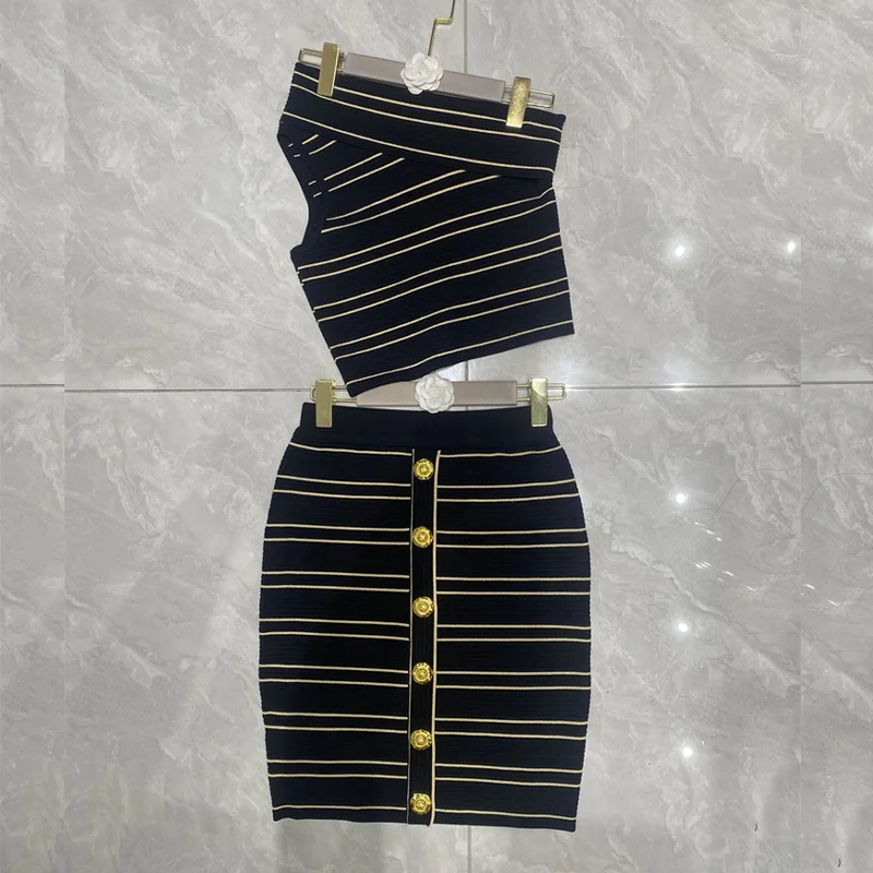 Ensemble deux pièces pour femme : camisole à épaules dénudées avec rayures dorées et détails à lacets, veste légère assortie, tenue d'automne