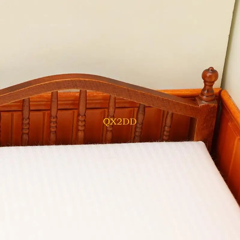Qx2d elegantes Holz Doppelbett Figur realistische Miniaturmöbel mit Stoffbetten für 1/12 Puppenhaus -Szene -Display
