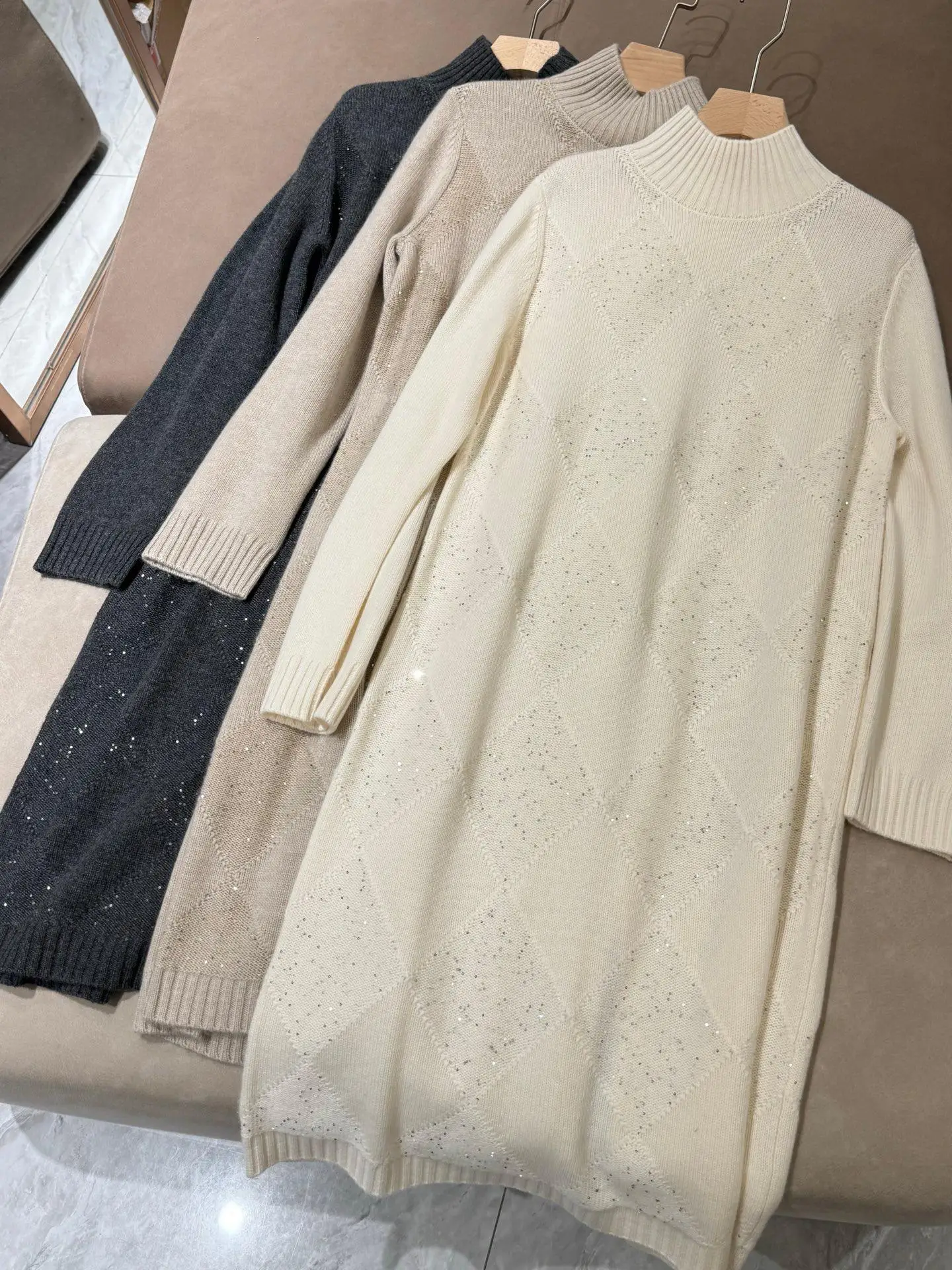 

Женское кашемировое трикотажное платье с высоким воротником и отделкой бриллиантовой сеткой и изысканными пайетками