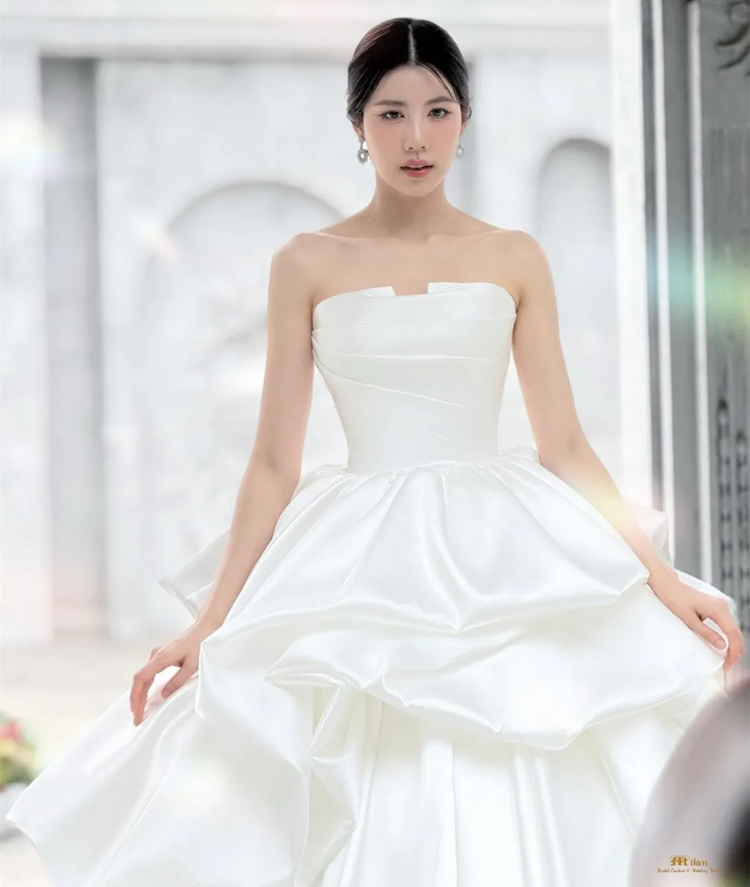 فساتين زفاف طويلة مخصصة بدون حمالات من الساتان على الطراز الكوري على شكل حرف a مكشكشة بأربطة من الخلف مطوي لحفلات الزفاف للنساء