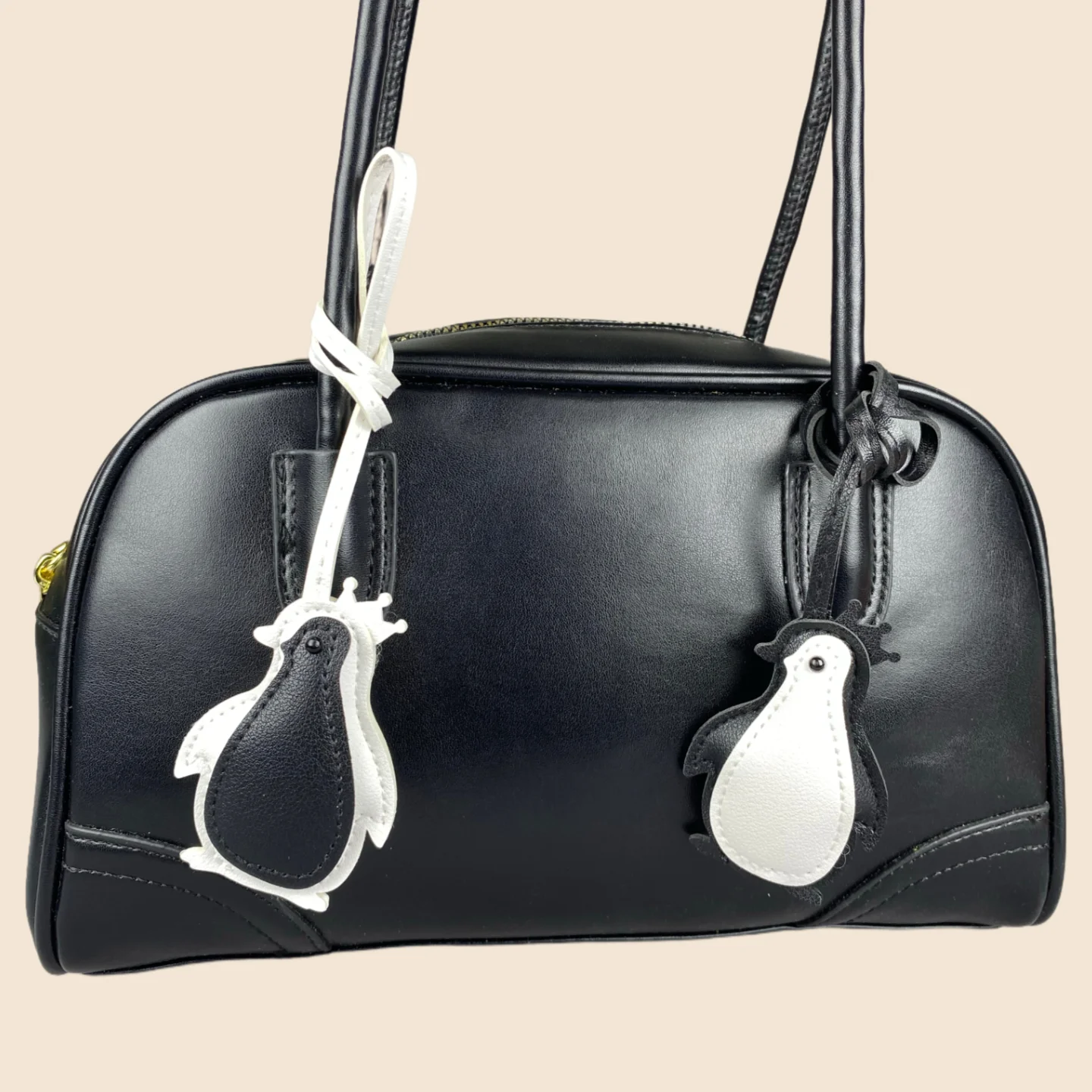 Kuscheliger gekrönter Pinguin-Taschenanhänger, Farbblock, PU-Leder-Schlüsselanhänger, bezaubernder weicher Taschenanhänger für Handtaschen und Gepäck