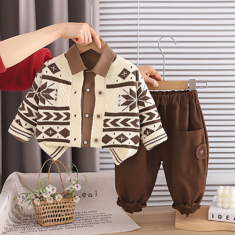 

Детский костюм 2026 Весна-Осень: Корейский вязаный кардиган, рубашка и брюки карго для мальчиков и девочек, комплект из трех предметов, детская одежда