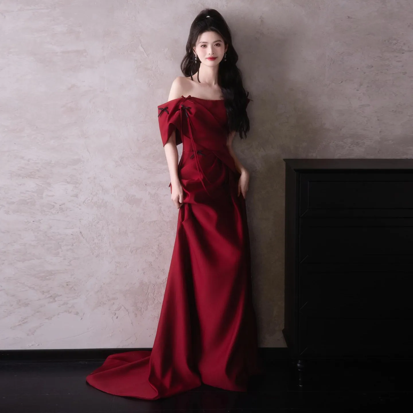 yiiya-–-robe-de-soiree-personnalisee-en-satin-rouge-vin-epaules-denudees-plissee-grande-taille-robe-de-soiree-formelle-pour-femme-nouvelle-collection-260076